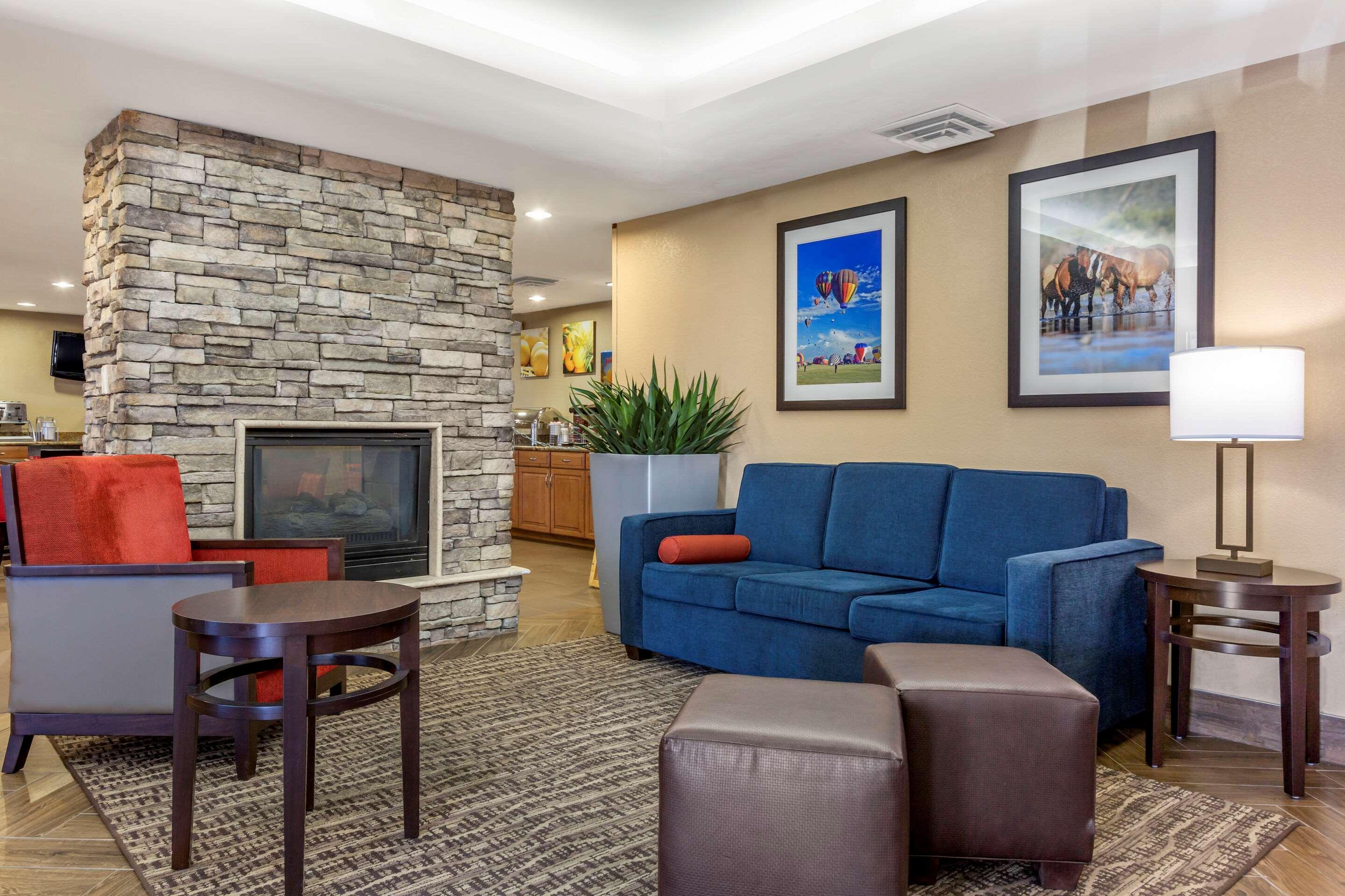 Comfort Inn & Suites Phoenix North - Deer Valley Bagian luar foto